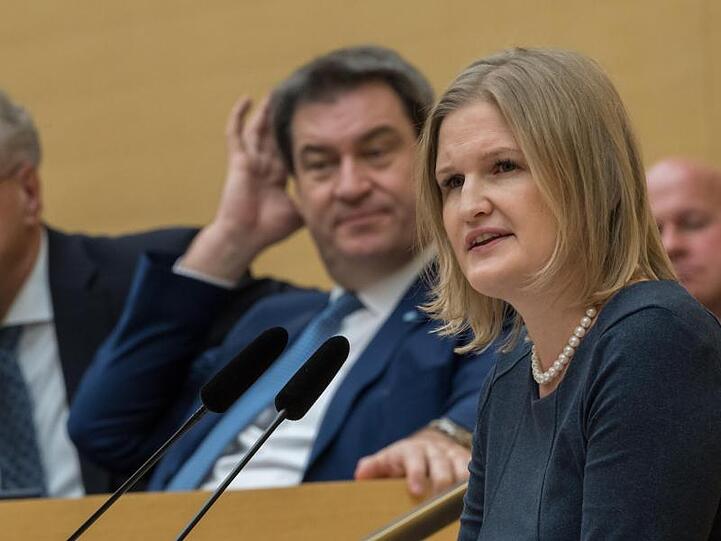 Katrin Ebner-Steiner, Vorsitzende der AfD-Fraktion. Im Hintergrund sitzen Joachim Herrmann (l, CSU) und Markus Söder (M, CSU). Foto: Peter Kneffel