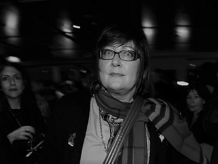 Françoise Cactus, Sängerin des Berliner Kult-Duos Stereo Total, ist am 17. Februar an den Folgen einer Krebserkrankung gestorben. Sie wurde 57 Jahre alt.