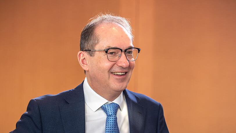 Dobrindt will den Verfassungsschutz ausbauen - auch &uuml;ber den reinen Nachrichtendienst hinaus. (Archivbild)