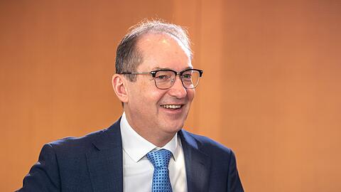 Dobrindt will den Verfassungsschutz ausbauen - auch &uuml;ber den reinen Nachrichtendienst hinaus. (Archivbild)