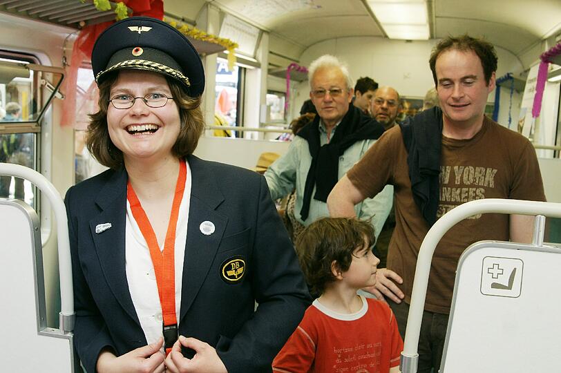 Trommeln auf dem Bahnsteig, 1000 Münchner Feiernde und die alte S-Bahn von 1972: Anlass für das Fest am Samstag war das S-Bahn-Jubiläum.