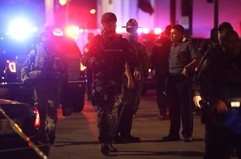 Einer der mutmaßlichen Bomben-Attentäter von Boston ist nach ersten Informationen im Krankenhaus gestorben. Der zweite Verdächtige befindet sich auf der Flucht.