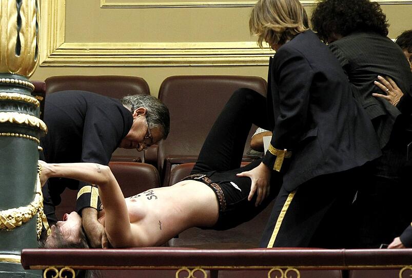 Aktivistinnen der Frauenbewegung FEMEN demonstrierten am Mittwoch im spanischen Parlament in Madrid.