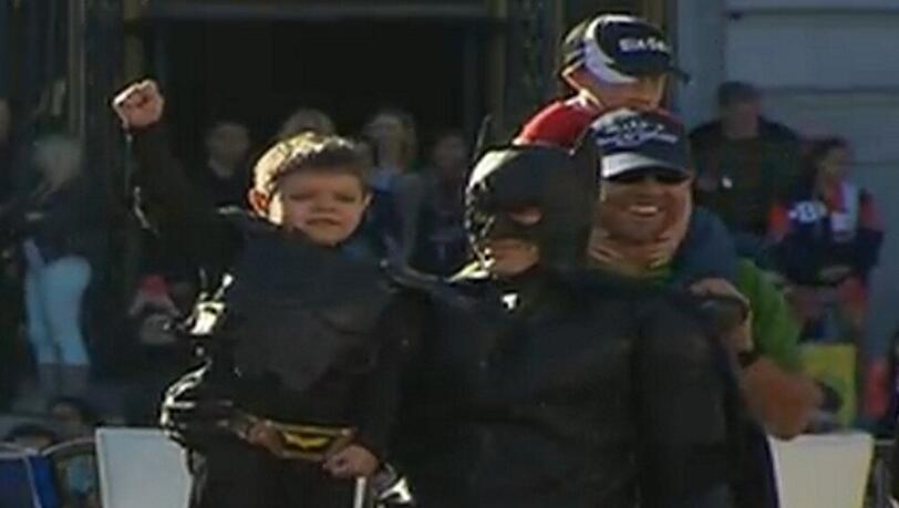 Miles Scott als "Batkid" neben Batman