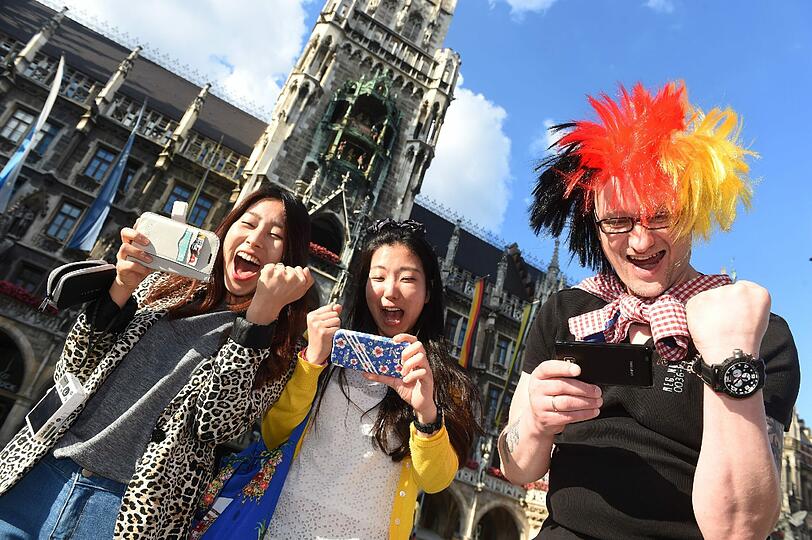 So geht&rsquo;s auch: Woosoon, Miri und Marco verfolgen die Partie auf dem Smartphone.