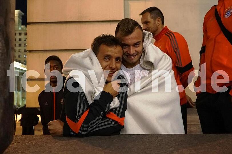 Wärmen sich gegenseitig: Rafinha und Xherdan Shaqiri.