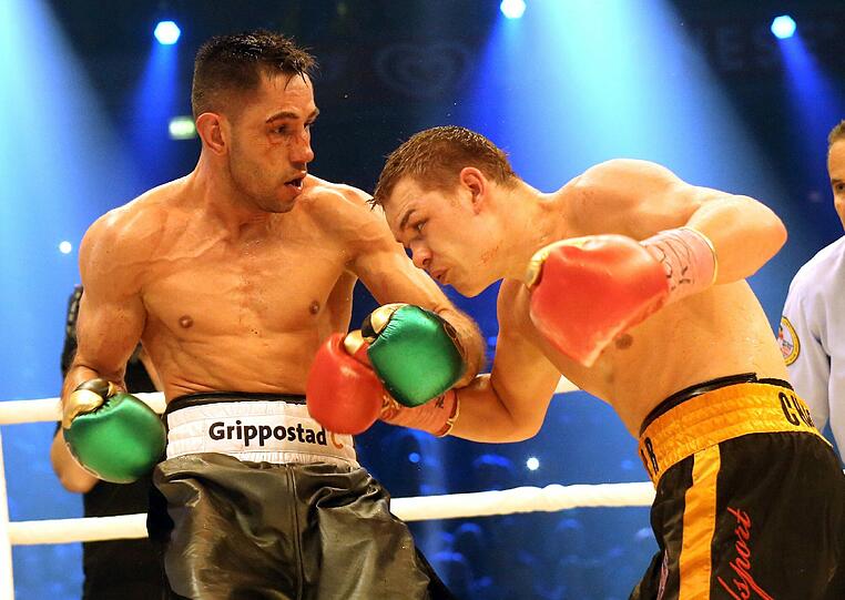 Felix Sturm (l.) besiegt Weltmeister Tschudinow nach Punkten.