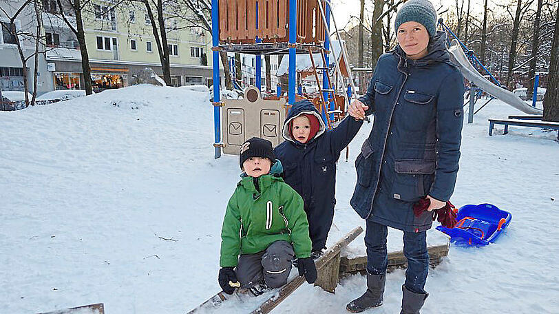 Kunstlehrerin Theresa (34) mit Janik (4) und Linus (1): &bdquo;München ist meiner Meinung nach absolut kinderfreundlich. Es ist so schön hier mit den vielen Parks, Spielplätzen und der tollen Isar. Allerdings sind die Mieten sehr hoch. Was wir gern unternehmen? Wir lieben es, Schlitten zu fahren beim Maximilianeum oder auch am Hügel bei der Wittelsbacherbrücke. Ich habe die Kinder in der Taxisklinik zur Welt gebracht. Wir leben im    Glockenbachviertel &ndash; das ist super hier und dürfte eine der kinderfreundlichsten Gegenden sein. Es gibt dort an jeder Ecke Spielplätze. Auch der Rosengarten und der Tierpark sind prima. Es gibt viele schöne Cafés &ndash; besonders mögen wir es im Kaiser Otto &ndash; da ist extra Platz für Kinder. München ist so super, weil man schnell in der Natur ist. Auch das Kindertheater im Fraunhofer ist klasse!&ldquo;