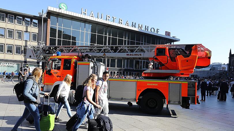 In einer Apotheke im Kölner Hauptbahnhof hat es eine Geiselnahme gegeben. Einsatzkräfte sind mit starken Kräften am Tatort.