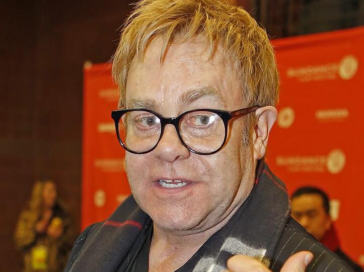 Elton John heißt in Wirklichkeit Reginald Kenneth Dwight.
