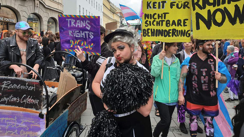 Trans*Menschen und ihre Unterstützer*innen fordern ein neues Gesetz zur geschlechtlichen Selbstbestimmung.