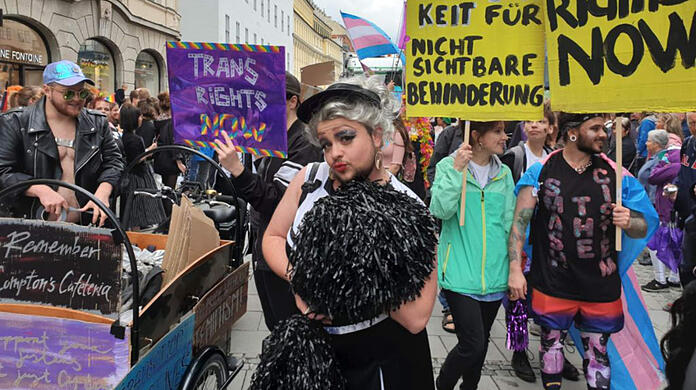 Trans*Menschen und ihre Unterstützer*innen fordern ein neues Gesetz zur geschlechtlichen Selbstbestimmung.