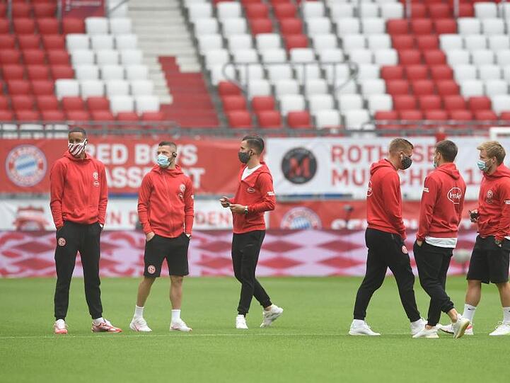 Die Spieler von Düsseldorf vor dem Spiel. Foto: Christof Stache/AFP/Pool/dpa