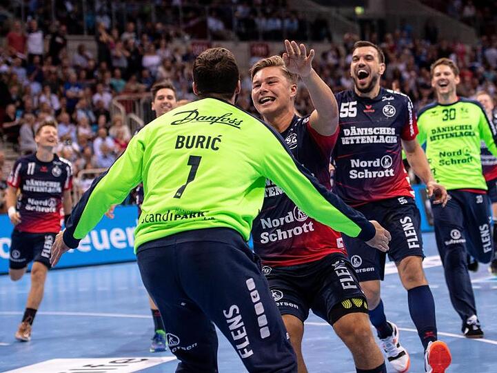 Die Flensburger Spieler jubeln nach dem Sieg im Siebenmeterwerfen.