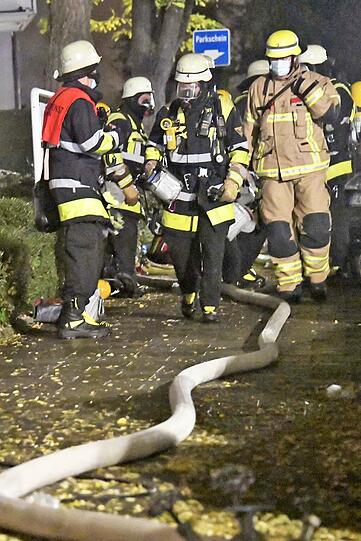 Der Kellerbrand in der Karwendelstraße hielt die Feuerwehr stundenlang in Atem. Bilder vom Einsatz am Samstagabend.