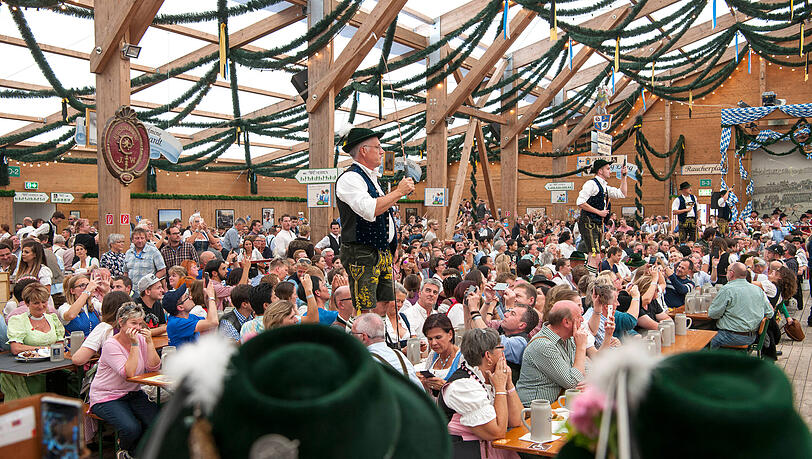 Trachtler beim Goiselschnalzen auf der Oidn Wiesn im Festzelt Tradition Trachtler beim Goiselschnalzen auf der Oidn Wiesn im Festzelt Tradition