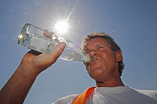 Viel Wasser trinken ist ein Muss um die Hitze auszuhalten.