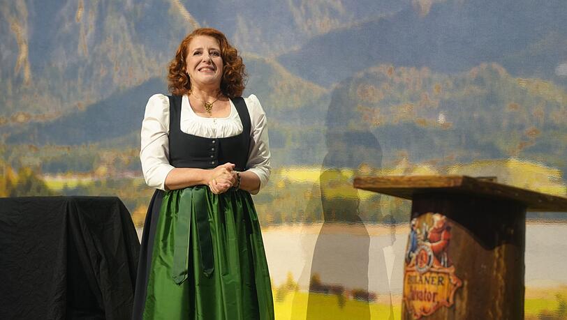 Luise Kinseher eröffnet den Abend.