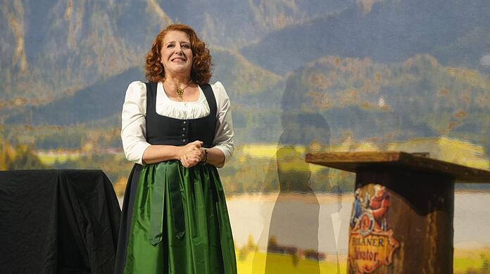 Luise Kinseher eröffnet den Abend.