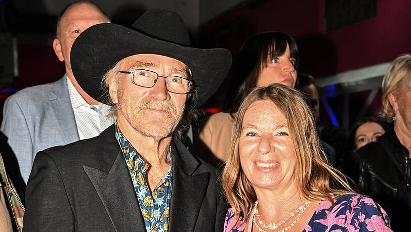 Konny und Manuela Reimann sind seit 2003 verheiratet. Auch wenn sie ein Jahr nach der Hochzeit Deutschland verließen, kehren sie regelmäßig wieder zurück - wie hier im Oktober 2024 zum 50. Geburtstag der Hamburger Kultkneipe "Zur Ritze".