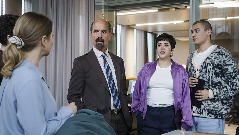 Neue und alte Kollegen: Bernd Stromberg (Christoph Maria Herbst, M.) mit Basma (Maha Hamo, 2.v.r.), Gael (Ujesh Buchele, r.) und Ulf und Tanja Steinke (Diana Staehly und Oliver Wnuk, l.).