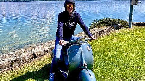 Der Bundestrainer auf Tour! Julian Nagelsmann auf der Vespa.