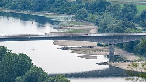 Der niedrige Wasserstand der Donau legt Sandb&auml;nke frei.