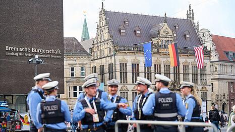 Rund um den Tag der Deutschen Einheit sind zahlreiche Polizisten und Polizistinnen in Bremen unterwegs.