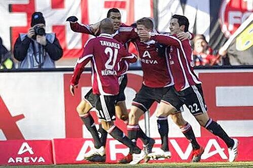 Kollektiver Jubel: Mit seinen zwei Toren war Eric Maxim Choupo-Moting (Mitte) maßgeblich am Nürnberger Sensationssieg gegen Leverkusen beteiligt.