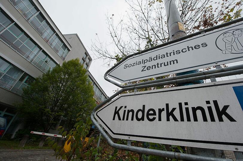 Hinweisschilder stehen am Samstag vor der Kinderklinik Dritter Orden in Passau (Niederbayern).