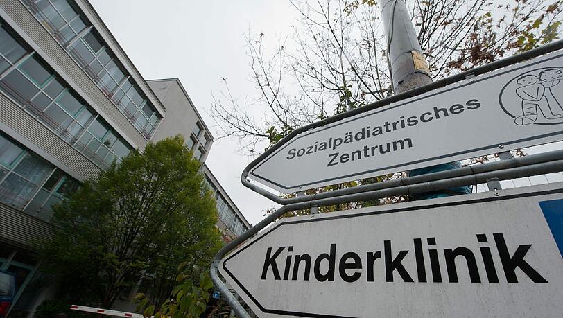 Hinweisschilder stehen am Samstag vor der Kinderklinik Dritter Orden in Passau (Niederbayern). Hinweisschilder stehen am Samstag vor der Kinderklinik Dritter Orden in Passau (Niederbayern).