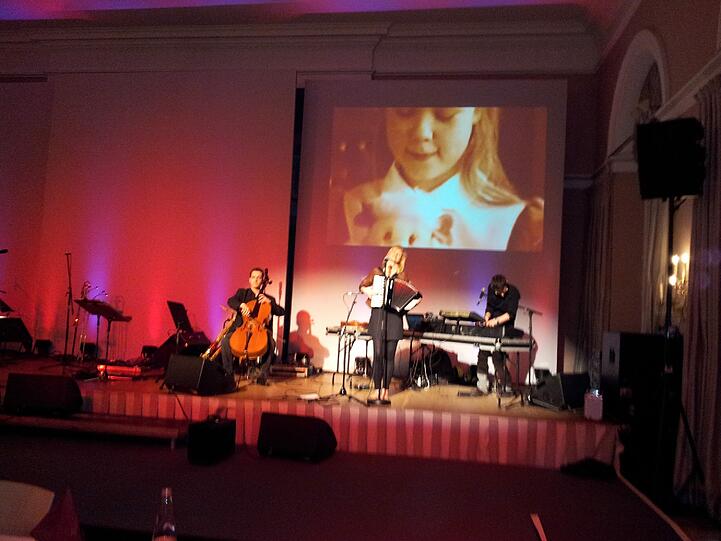 Das Einzige, was zu Beginn des Abend swingte, war die Band Carolin No auf der Bühne.