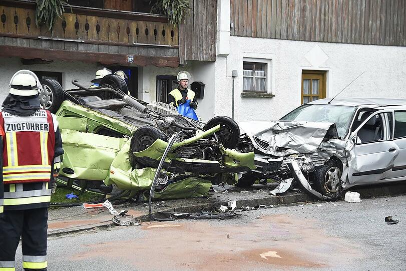 Durch die Wucht des Aufpralls wurde der Kleinwagen auf das Dach geschleudert.