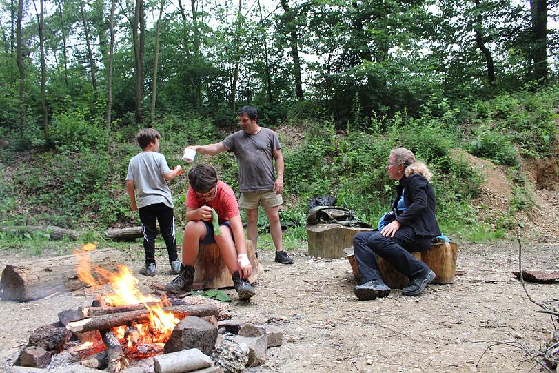 Muss man können als Steinzeitmensch: Feuer machen, sonst wird&rsquo;s nachts schnell kalt.