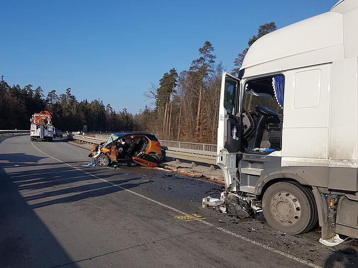 Auf einer Brücke bei Burghausen ist am Donnerstag eine Frau mit ihrem Ford frontal in einen Lkw geprallt - sie erlag noch an der Unfallstelle ihren Verletzungen.