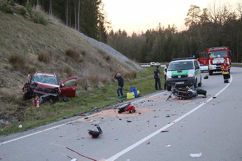 Ein Pkw gerät in den Gegenverkehr und kollidiert mit einem Motorrad. Der Zweiradfahrer stirbt noch an der Unfallstelle.