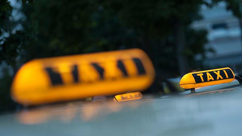 Der CSU-Stadtrat will, dass zukünftig auch der Taxiverkehr durch die Kaflerstraße rollen darf (Symbolbild). Der CSU-Stadtrat will, dass zukünftig auch der Taxiverkehr durch die Kaflerstraße rollen darf (Symbolbild).