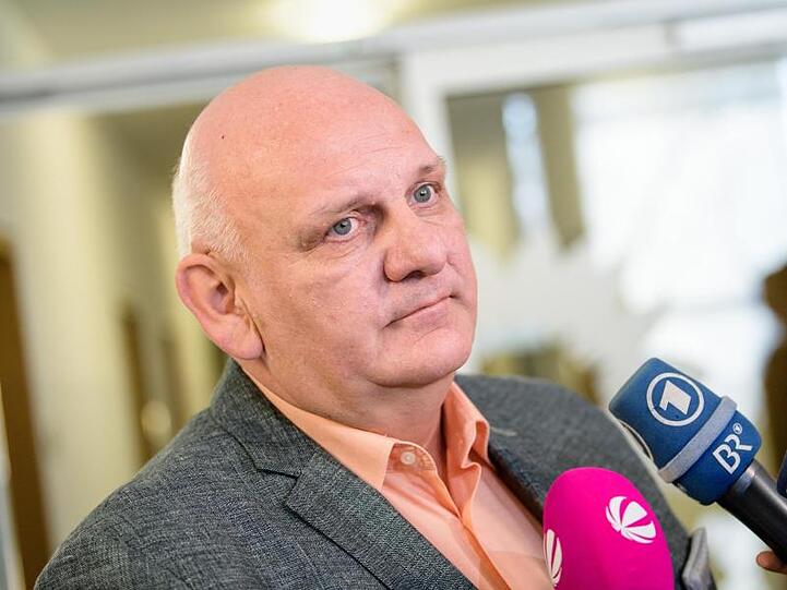 Franz Bergmüller, wirtschaftspolitischer Sprecher der AfD-Fraktion, gibt ein Interview. Foto: Matthias Balk/Archiv