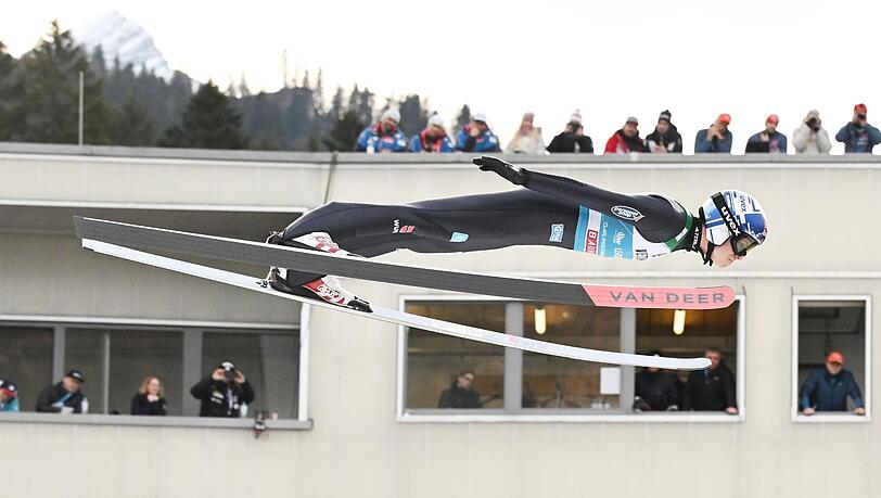 Andreas Wellinger aus Deutschland springt in der Qualifikation am Kampfrichterturm vorbei.