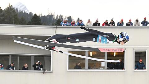 Andreas Wellinger aus Deutschland springt in der Qualifikation am Kampfrichterturm vorbei.