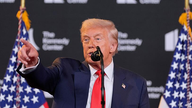 US-Präsident Donald Trump droht Wladimir Putin vor dem Alaska-Gipfel mit schwerwiegenden Konsequenzen, sollte der Kremlchef nicht einlenken. US-Präsident Donald Trump droht Wladimir Putin vor dem Alaska-Gipfel mit schwerwiegenden Konsequenzen, sollte der Kremlchef nicht einlenken.