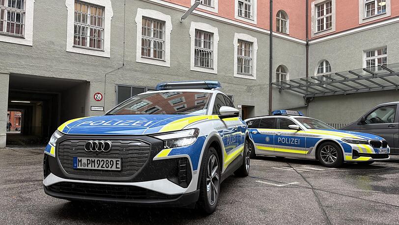 Der Testwagen vom Typ Audi Q4 E-tron steht im Hof des Polizeipräsidiums für den Einsatz bereit. Der E-Audi wird als Dienstfahrzeug für den HvD, einen Beamten der Führungsebene, verwendet. Der Testwagen vom Typ Audi Q4 E-tron steht im Hof des Polizeipräsidiums für den Einsatz bereit. Der E-Audi wird als Dienstfahrzeug für den HvD, einen Beamten der Führungsebene, verwendet.