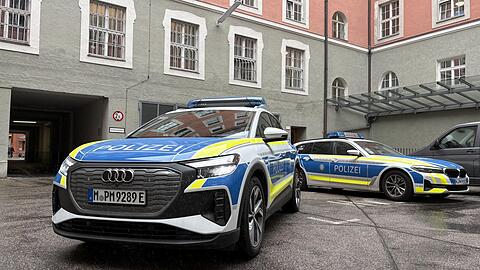 Der Testwagen vom Typ Audi Q4 E-tron steht im Hof des Polizeipräsidiums für den Einsatz bereit. Der E-Audi wird als Dienstfahrzeug für den HvD, einen Beamten der Führungsebene, verwendet.