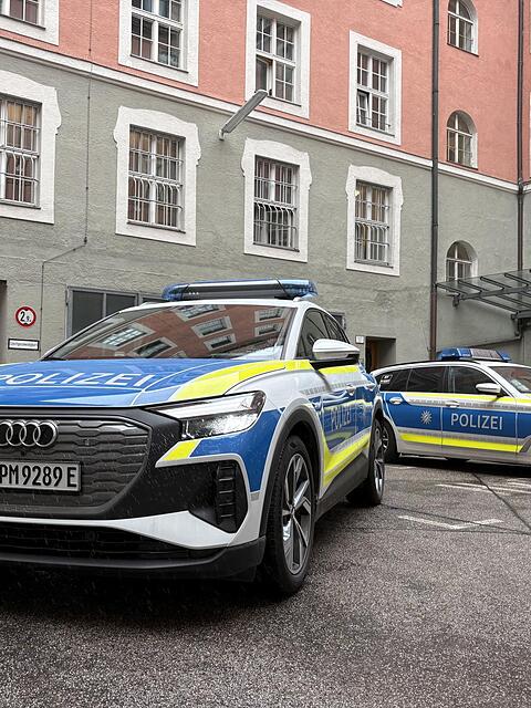 Der Testwagen vom Typ Audi Q4 E-tron steht im Hof des Polizeipräsidiums für den Einsatz bereit. Der E-Audi wird als Dienstfahrzeug für den HvD, einen Beamten der Führungsebene, verwendet.