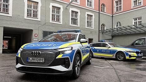 Der Testwagen vom Typ Audi Q4 E-tron steht im Hof des Polizeipr&auml;sidiums f&uuml;r den Einsatz bereit. Der E-Audi wird als Dienstfahrzeug f&uuml;r den HvD, einen Beamten der F&uuml;hrungsebene, verwendet.