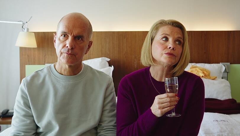 "Merz gegen Merz - Gest&auml;ndnisse": Anne Merz (Annette Frier, r.) und ihr Ex-Mann Erik (Christoph Maria Herbst) nutzen einen kurzen Moment der Ruhe.