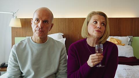 "Merz gegen Merz - Gest&auml;ndnisse": Anne Merz (Annette Frier, r.) und ihr Ex-Mann Erik (Christoph Maria Herbst) nutzen einen kurzen Moment der Ruhe.
