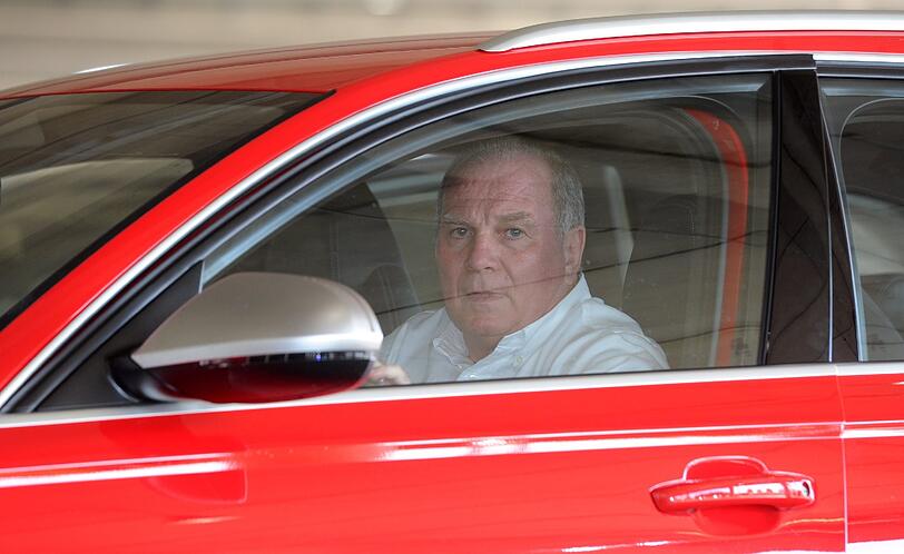 Ohne Chauffeur kam Uli Hoeneß in der Allianz Arena an und verschwand im VIP-Eingang. Zur Anklageerhebung äußerte er sich nicht.