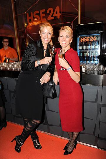 Elke Bergmann und Clarissa Jungbluth bei der HSE24 Champagner Bar auf der Nacht der Medien in München am 16.10.2013