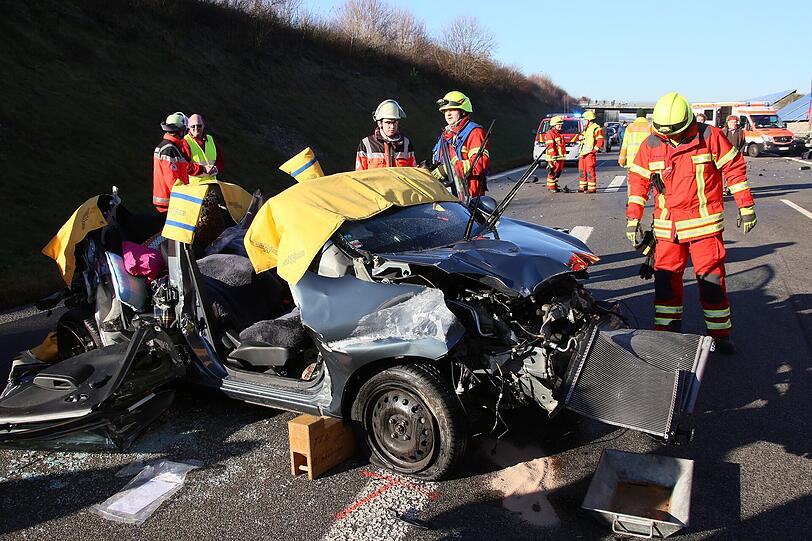 Bei dem schweren Unfall auf der A94 sind drei Autos involviert.